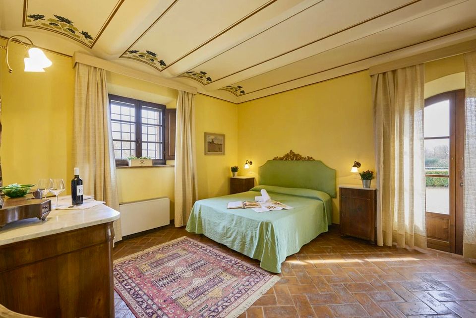 Green and yellow bedroom at the villa for weddings in Siena