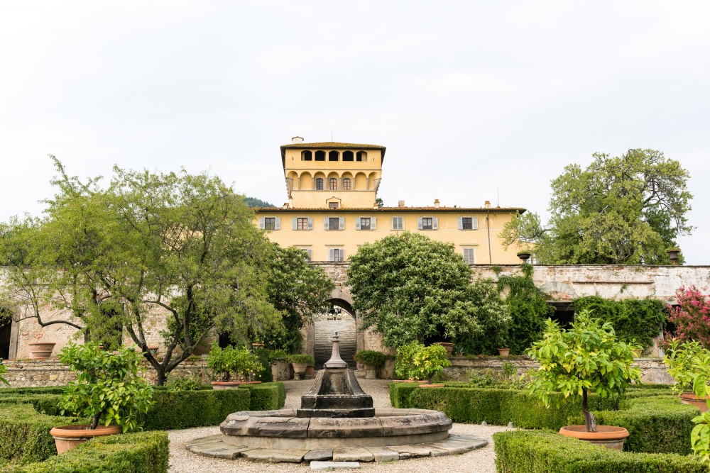 hindu weddings in tuscany facade of a villa for ceremonies and receptions