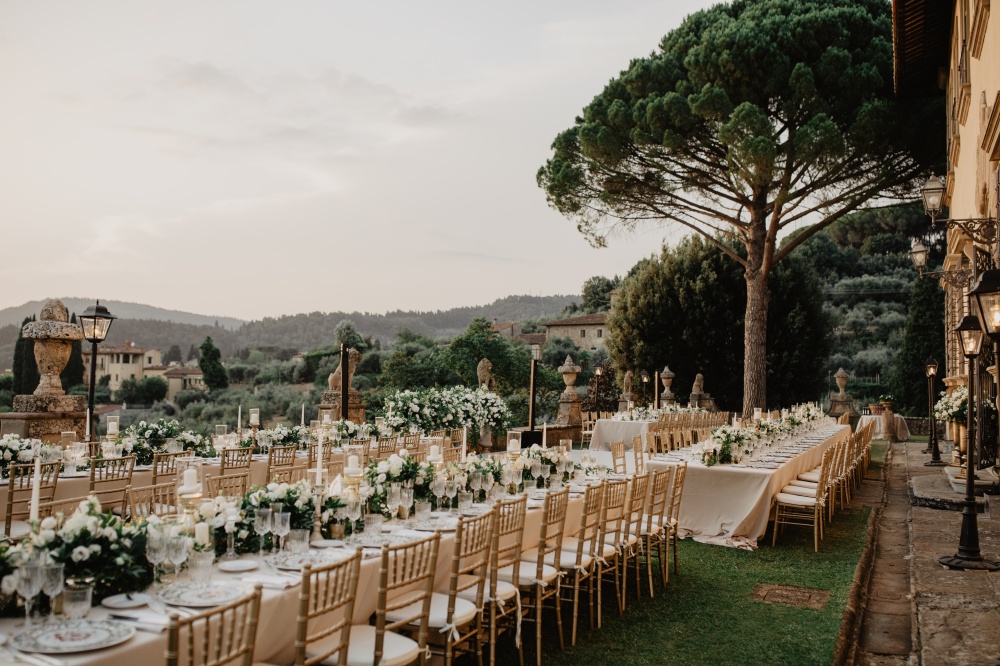 how to plan your wedding dinner on a terrace in tuscany