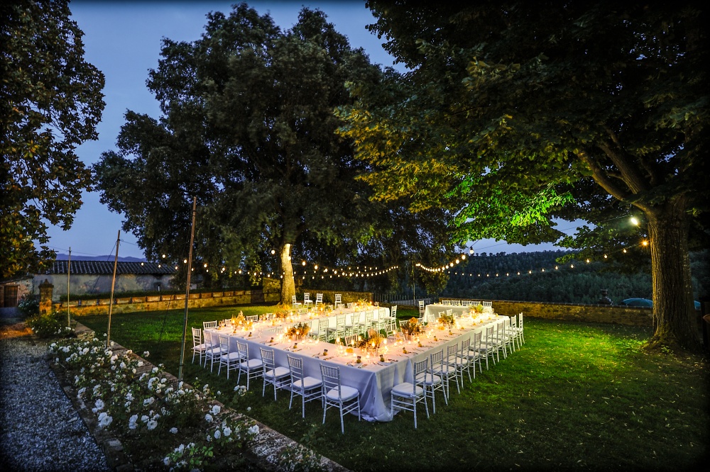 how to plan your wedding dinner in a garden in tuscany