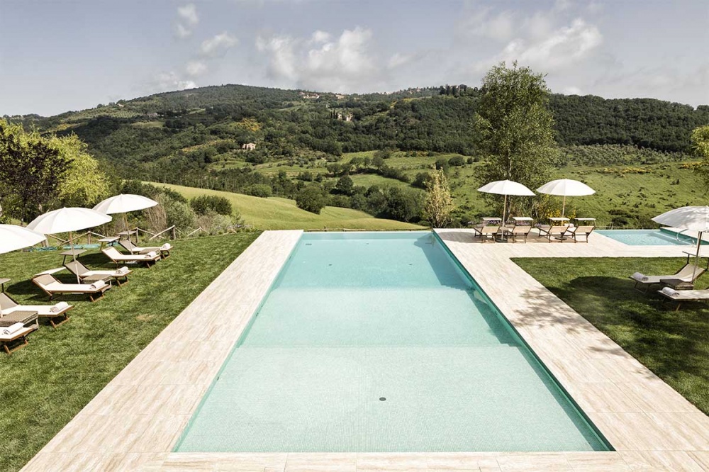 Infinity swimming pool with open view of the Medieval villages and the countryside
