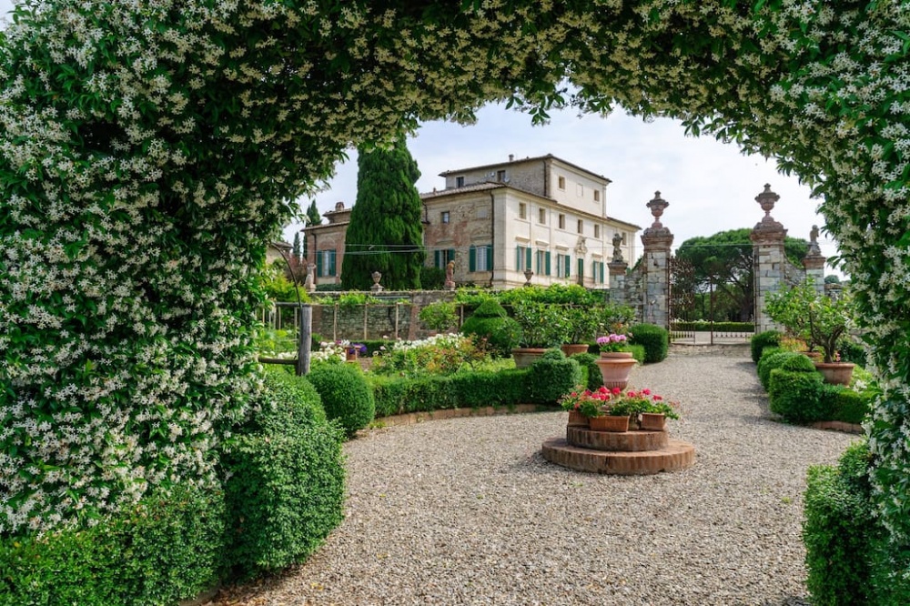 elegant villa in Siena side view facing the italian garden