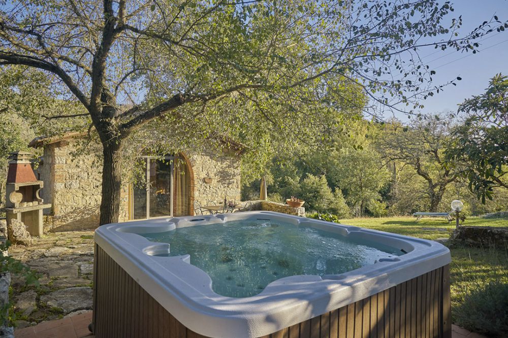 Jacuzzi at the castle for weddings in Siena