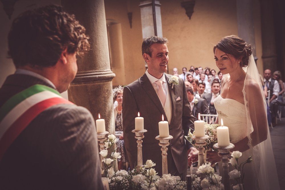 legal requirements to get married in a courtyard italy