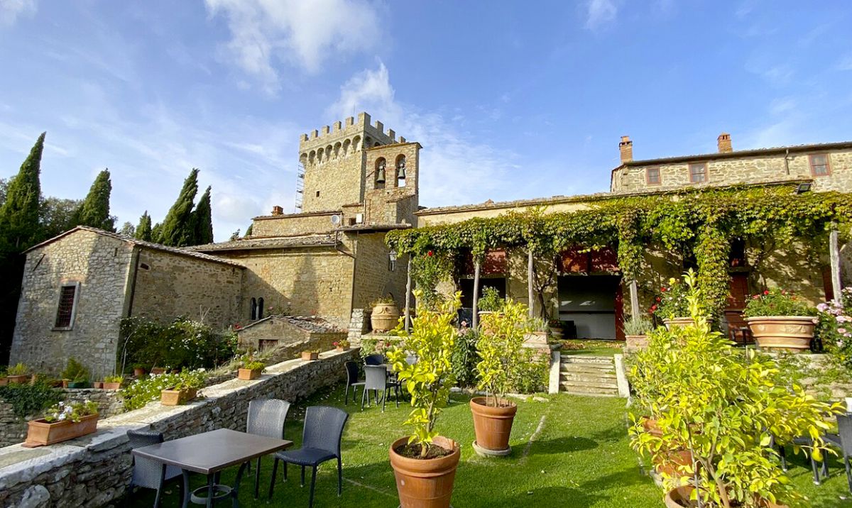 Lemons in the garden of the farmhouse for weddings in Tuscany