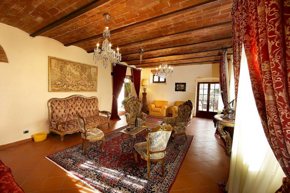 Living room and sofas at the castle for weddings in Siena