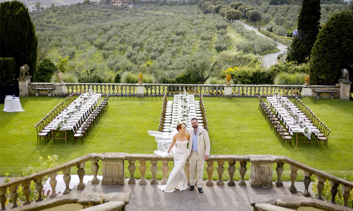 Long tables with bride and groom at the villa Medicea in Tuscany
