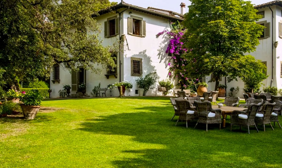 Lounge area in the garden of the villa for wedding in Tuscany