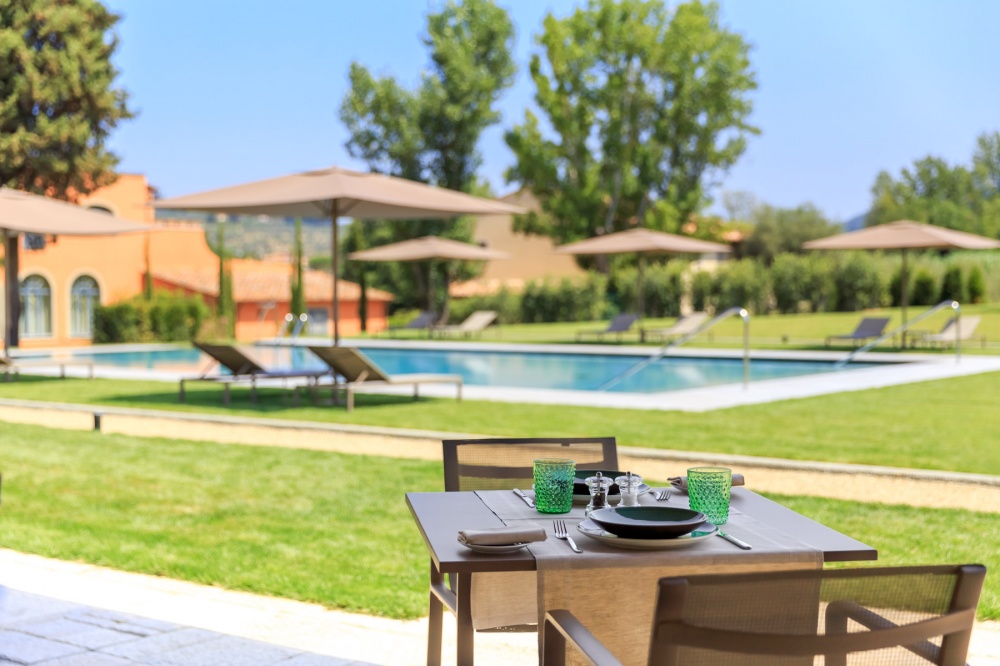 Lunch table with pool view at luxury wedding vila in Chianti