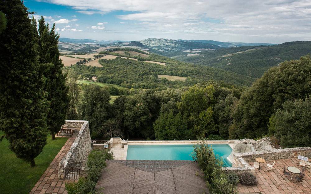 pool for wedding in a luxury halmet