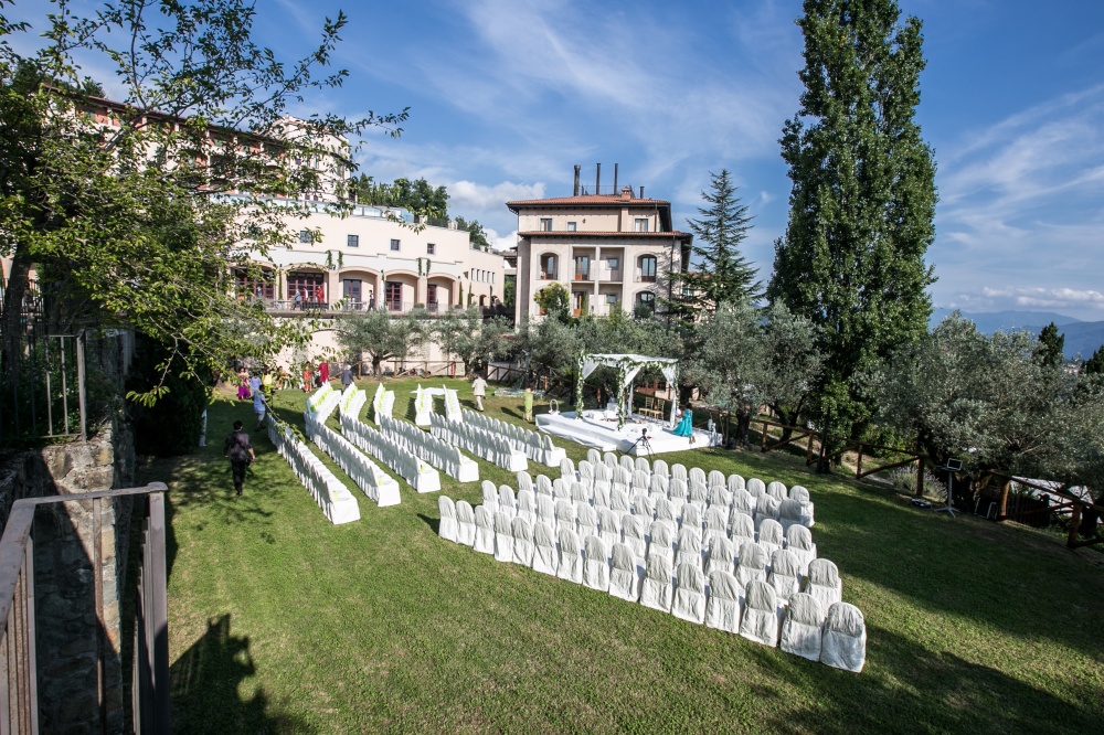 symbolic ceremony setting in the garden of a luxury wedding venue in lucca