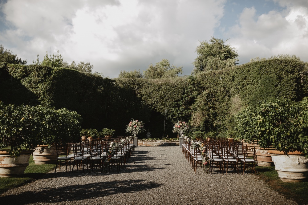 real ceremony setting in a luxury villa in lucca