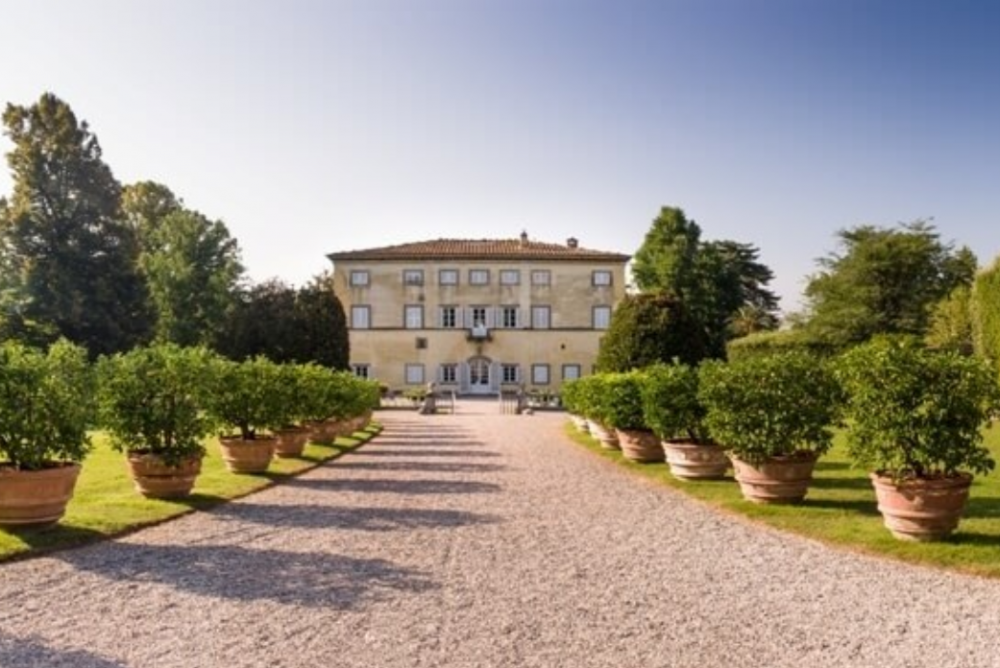 front view of a luxury villa and its garden for wedding in lucca