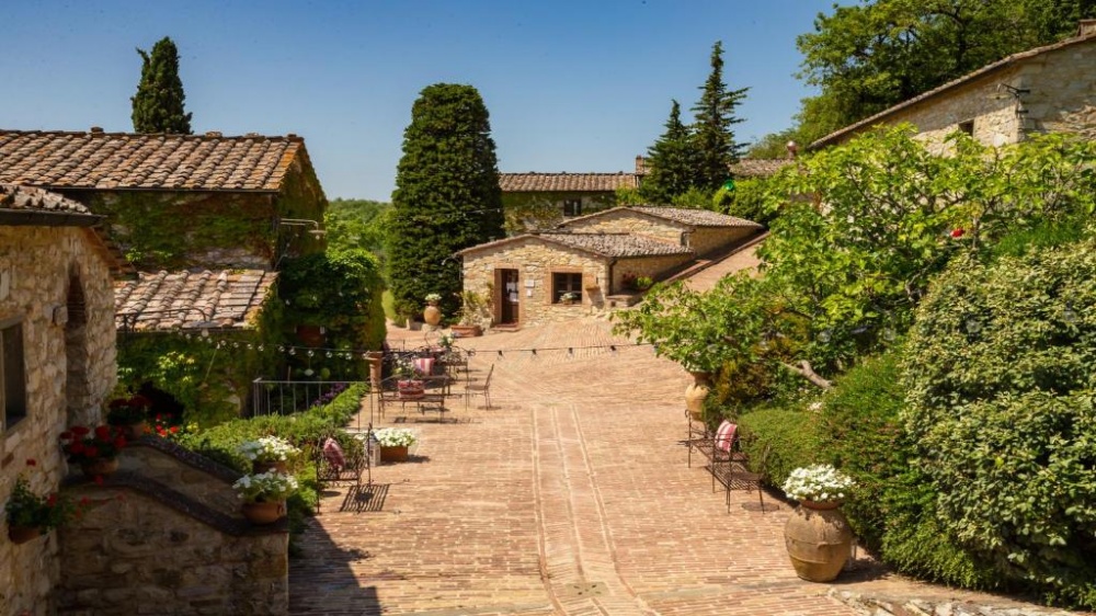 Main path of villa for wedding in Siena