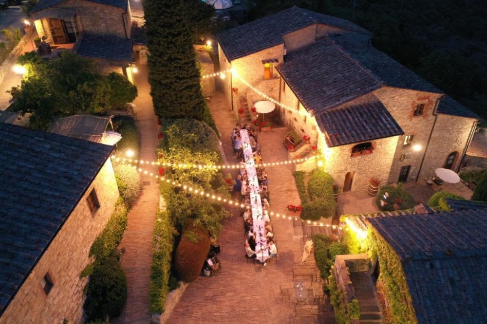 Night view of villa for wedding in Siena