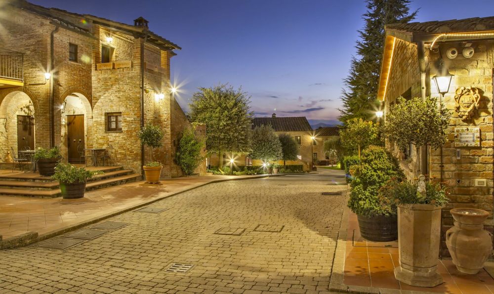 Night view at the villa in Tuscany for weddings