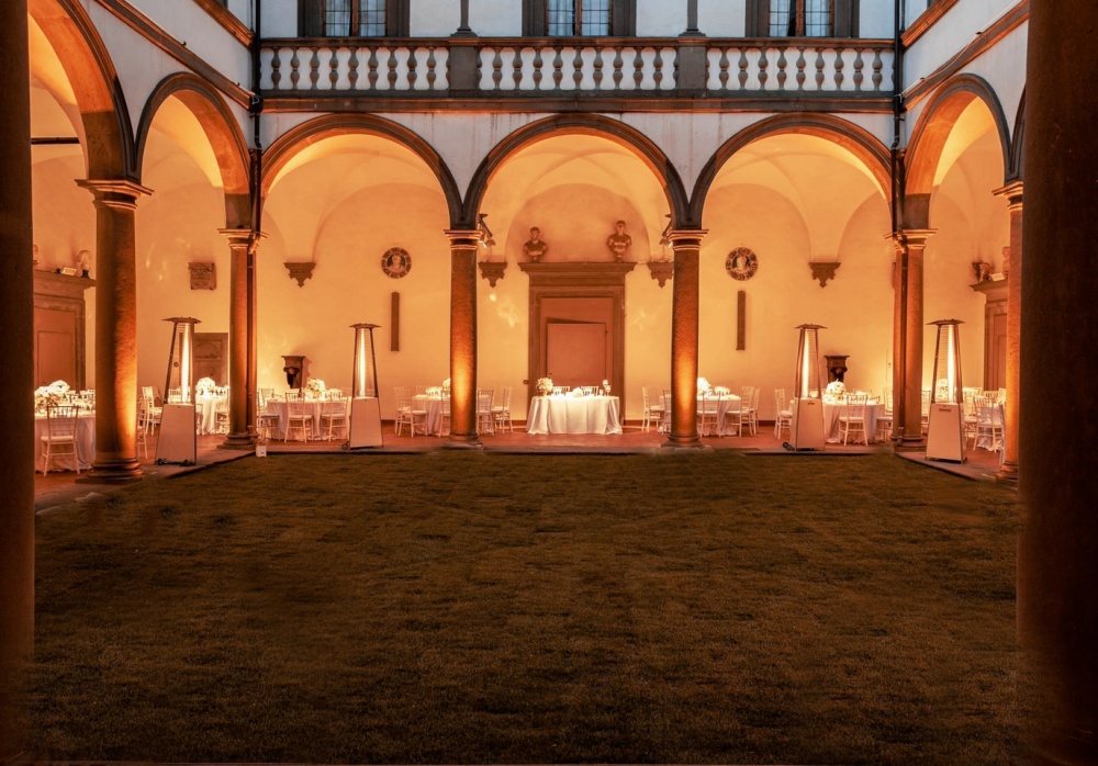 Night view of wedding villa in the Tuscan countryside