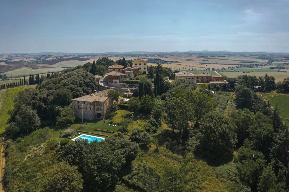 view of the tuscan countryside and the pool with crete senese hills