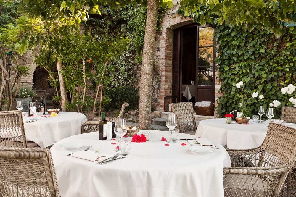 Outdoor restaurant at wedding hamlet in Chianti