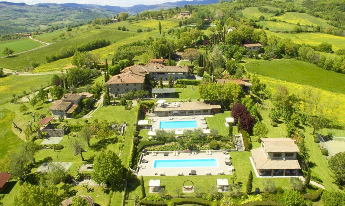 Overview of the dream wedding hamlet in Tuscany