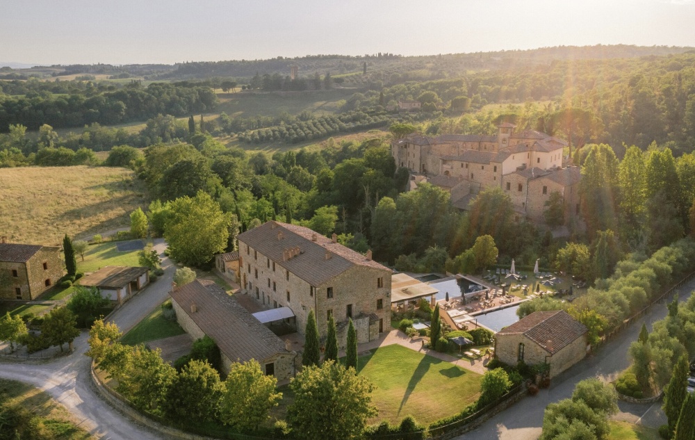 Overview of luxury wedding resort in Tuscany