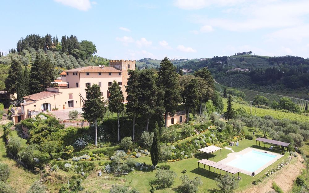 Overview of romantic villa in Tuscany