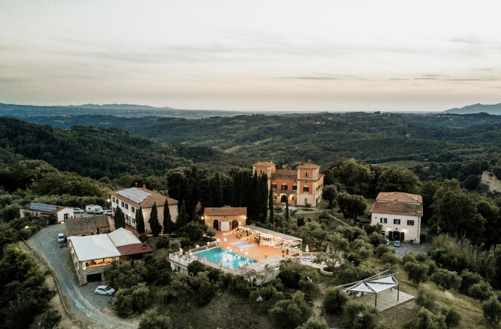 Panoramic night view of organic farmhouse for weddings in Tuscany