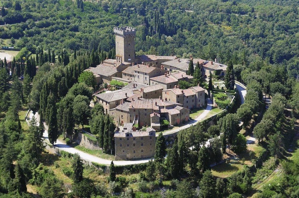 Panoramic view of farmhouse for weddings in Tuscany