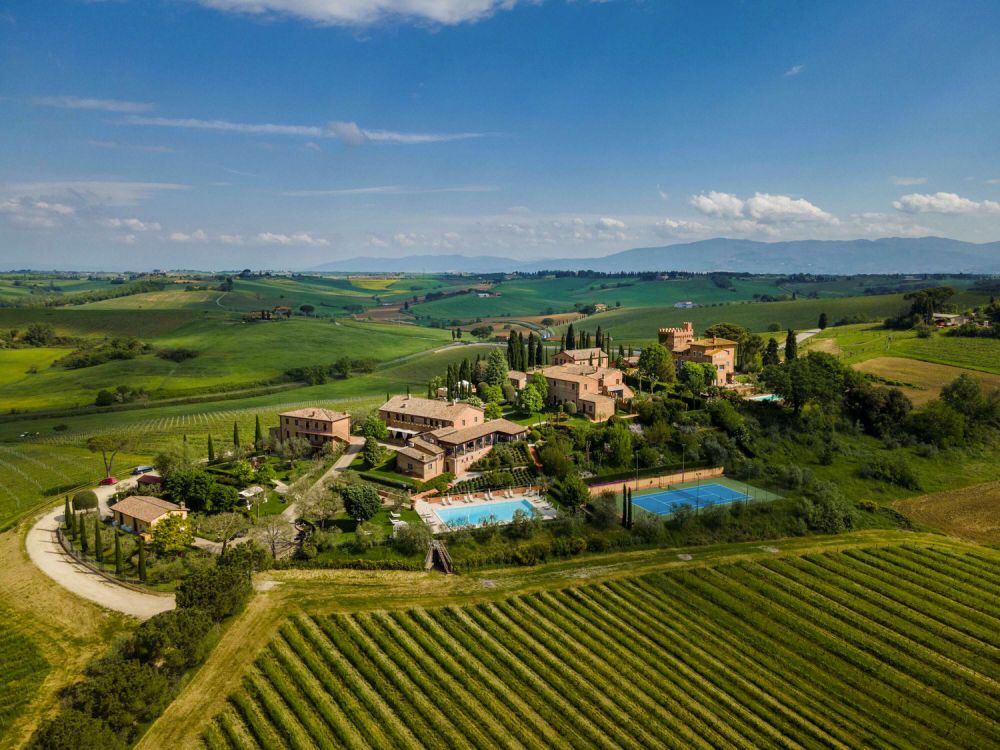 Panoramic view of the villa in Tuscany for weddings