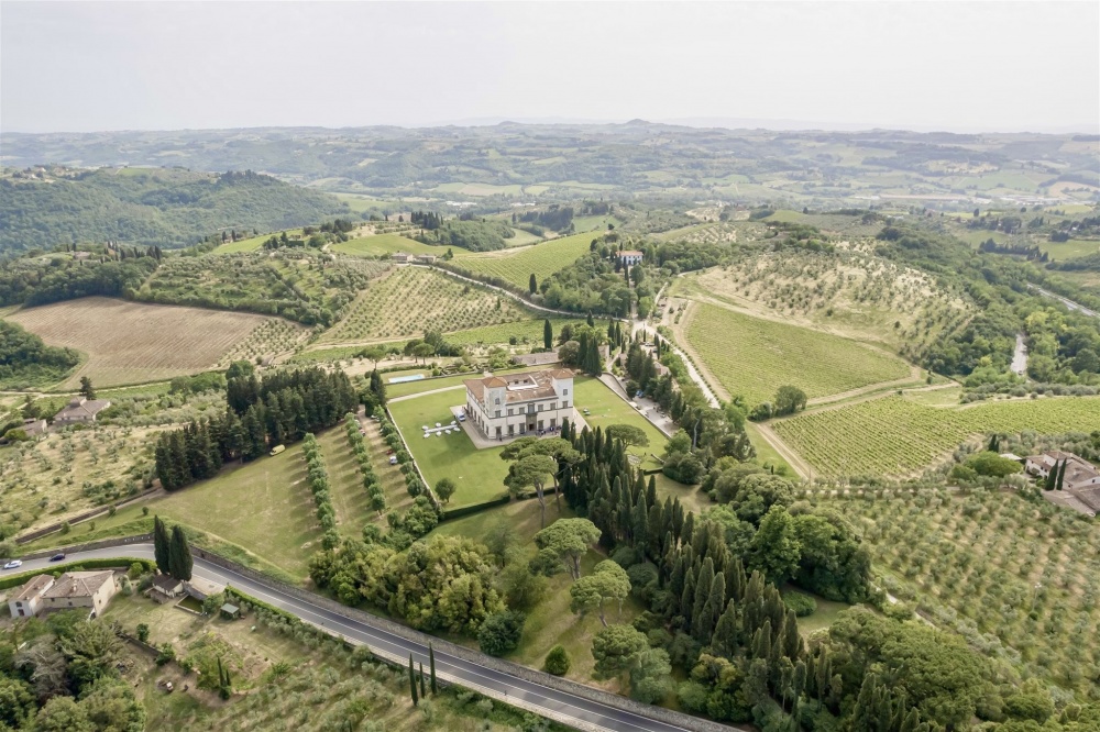 Panoramic view of wedding villa in the Tuscan countryside