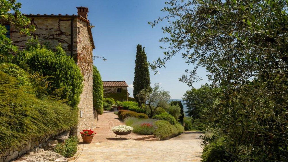 Path of villa for wedding in Siena