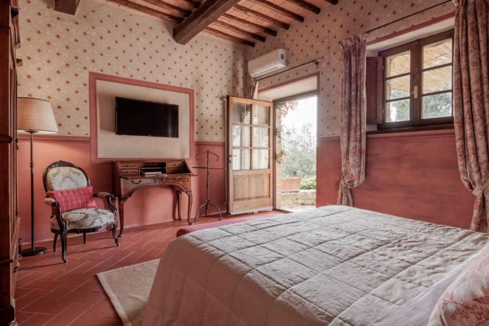 Pink bedroom of villa for wedding in Siena