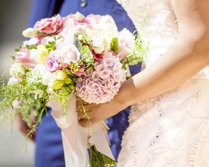 Pink bridal bouquet at a villa in Tuscany