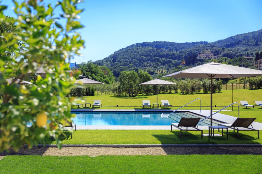 Pool and garden of luxury wedding villa in Chianti