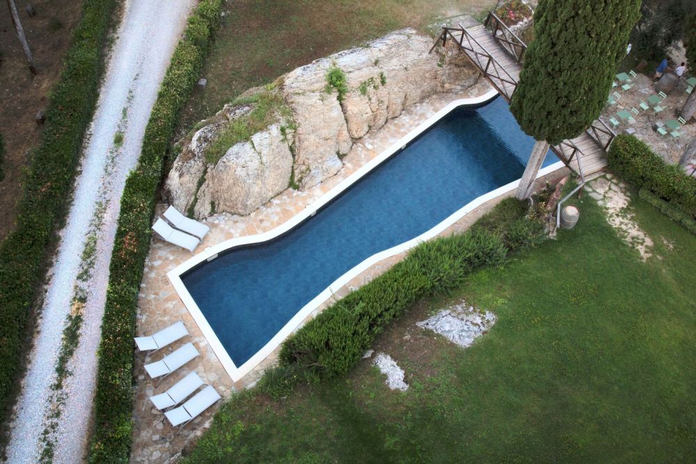 Pool at the castle for weddings in Siena