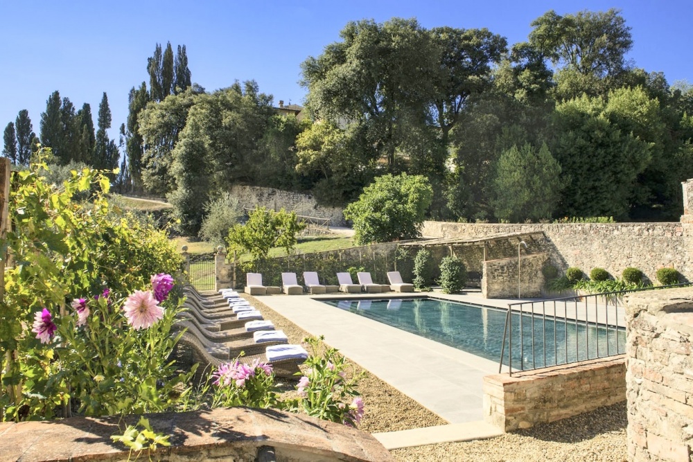 Pool at elegant wedding resort in Tuscany