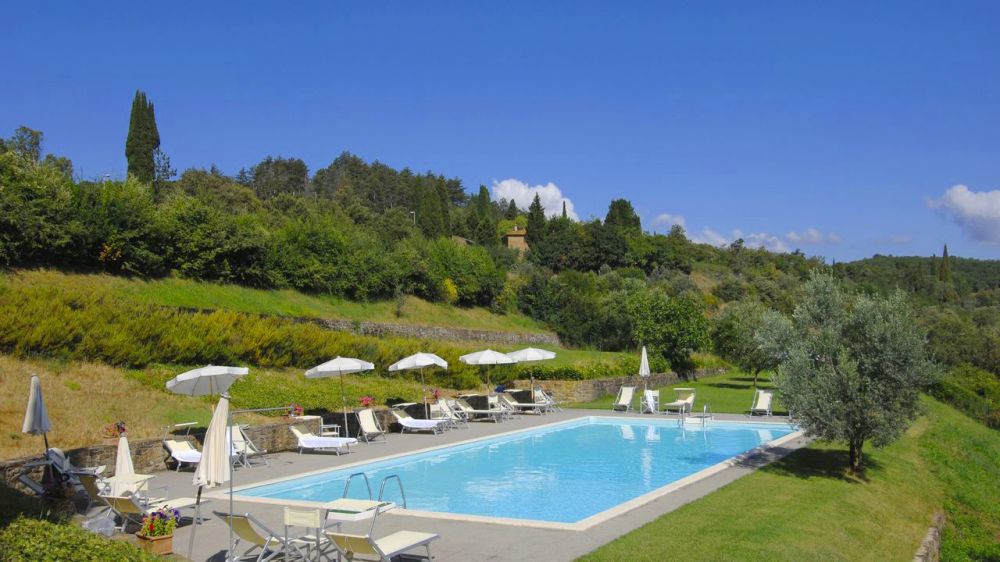 Pool at the farmhouse for weddings in Tuscany