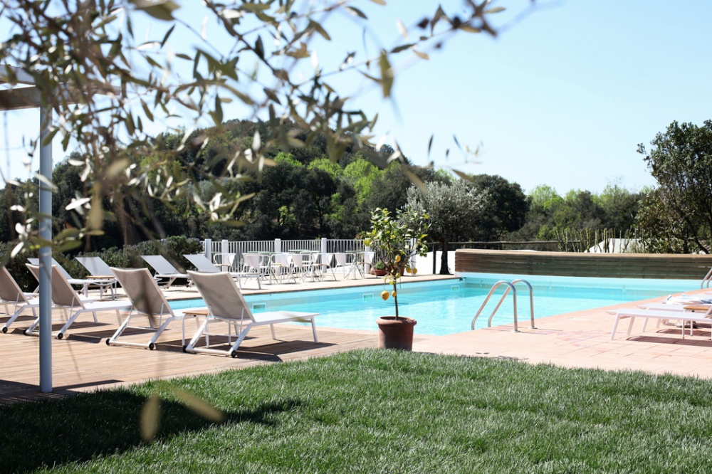 Pool and garden at organic farmhouse for weddings in Tuscany