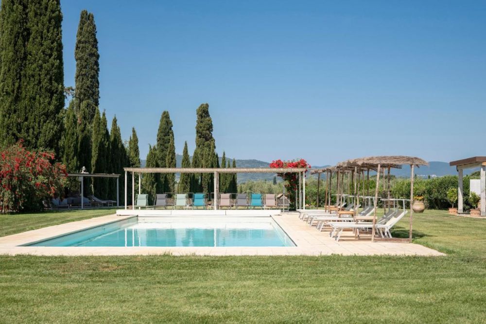 Pool and garden at wedding venue in Maremma