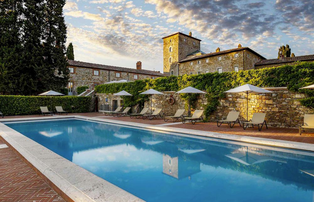 Pool of luxury wedding hamlet in Tuscany
