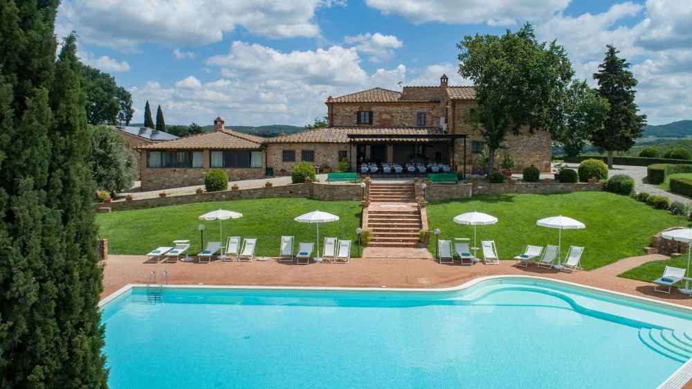 Pool and restaurant at the villa for weddings in Siena
