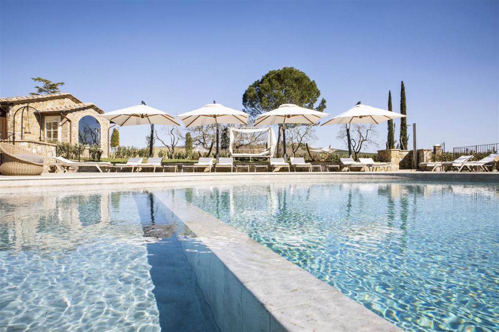 Pool at wine resort for weddings in Tuscany