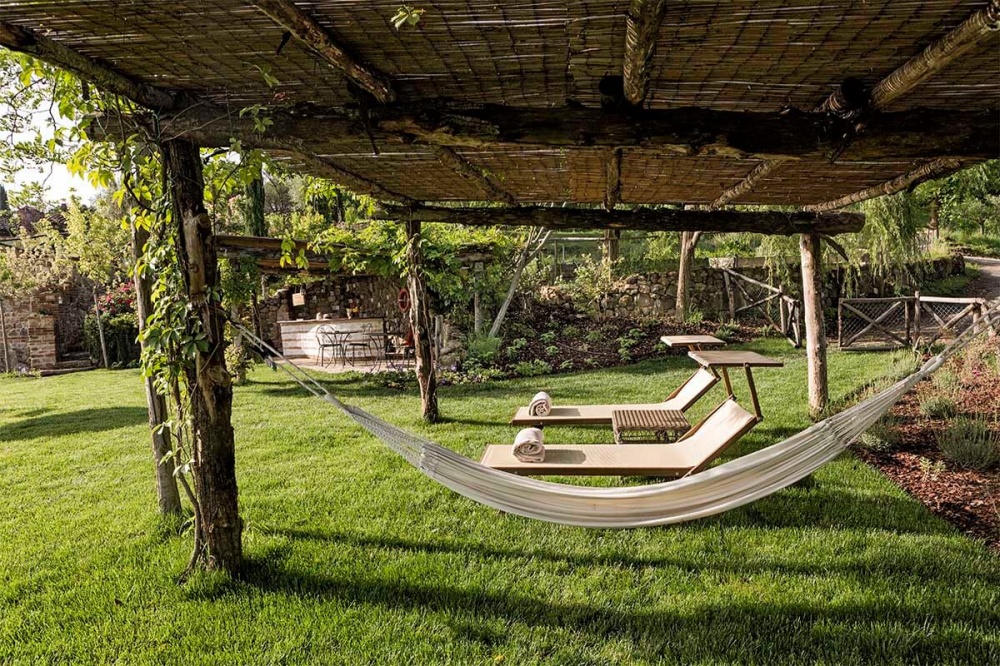 Relaxing hammocks in the garden of wedding Chianti hamlet