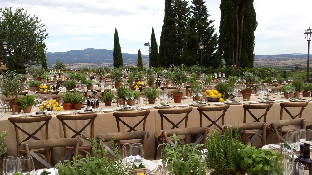 restaurant welcome night table setting in tuscany