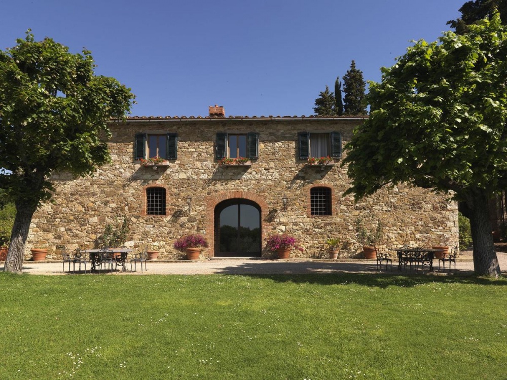 front view of a romantic farmhouse for wedding