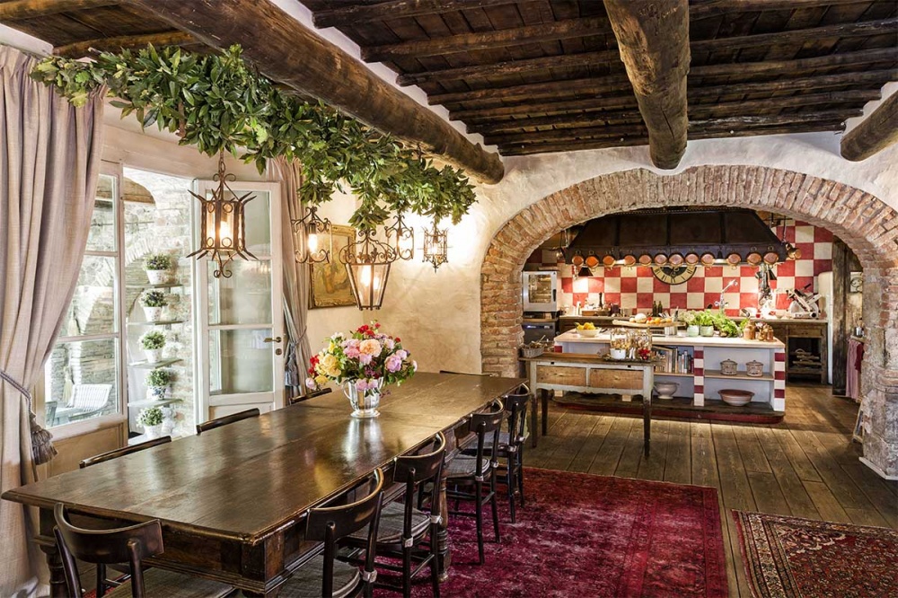 Show cooking kitchen at the restaurant of wedding hamlet in Chianti region