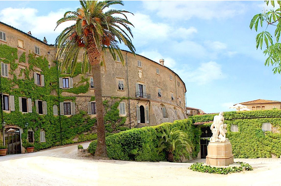 Statue of the destination wedding castle in Tuscany