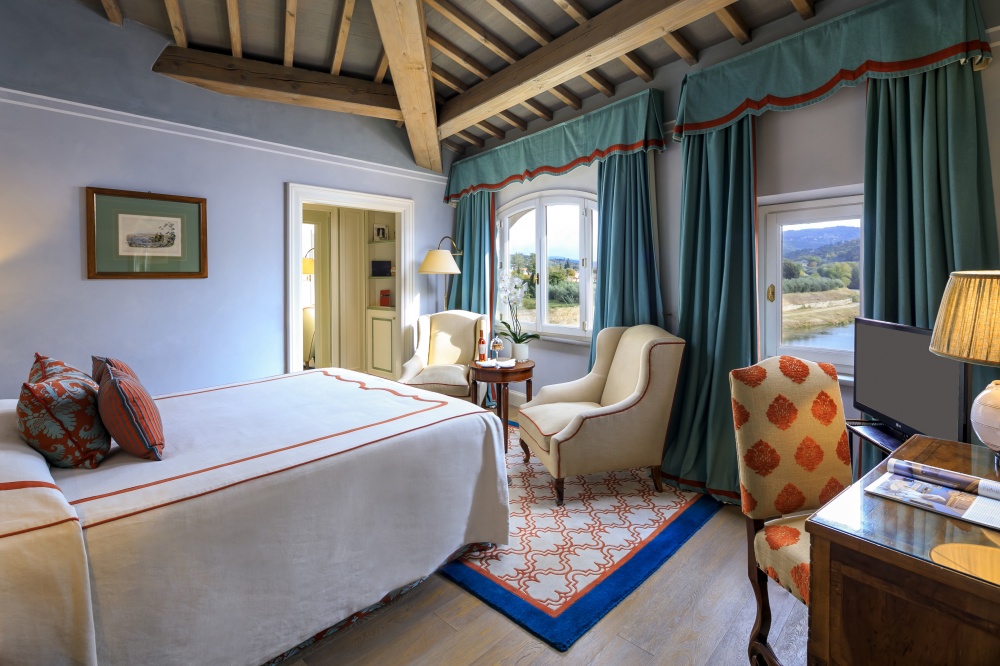 Suite with Arno river of luxury wedding villa in Chianti