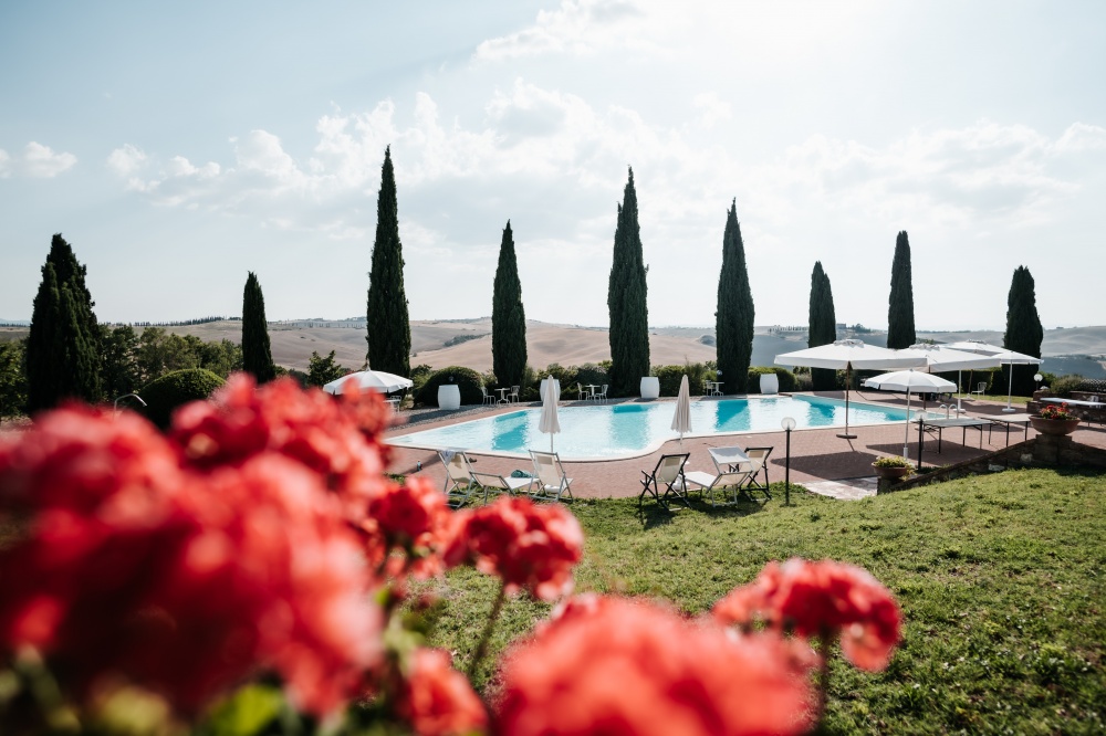 Swimming pool and flowers at villa for wedding in Siena