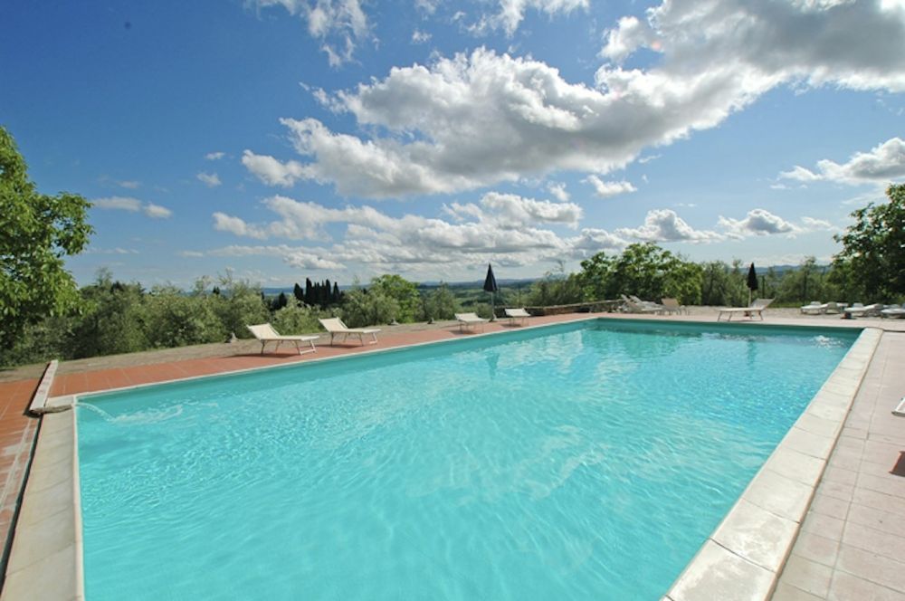 Swimming pool at the wedding villa in Siena